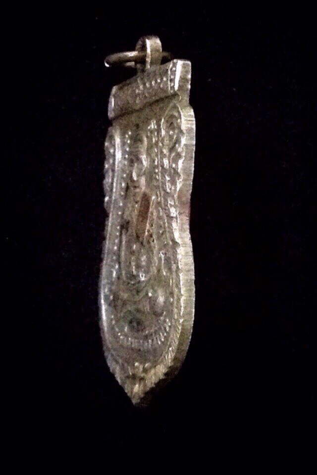 เหรียญรุ่น3 บล๊อคคางจุด กะไหล่เงิน