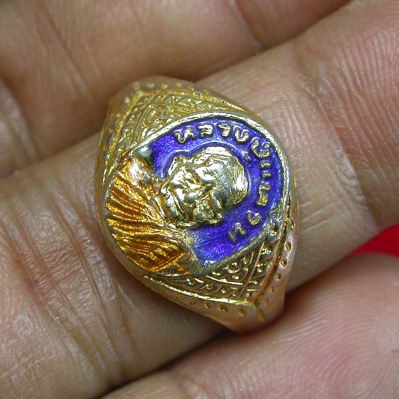 แหวนพระหลวงปู่แหวน วัดดอยแม่ปั๋ง เชียงใหม่ กะไหล่ทองลงยา สวยมาก เคาะเดียวครับ