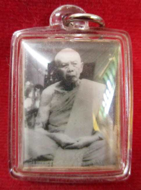 รูปถ่ายหนังไก่ หลวงปู่ทิม หลังปั้มยันต์แดง วัดละหารไร่ ระยอง