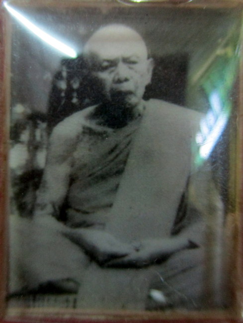 รูปถ่ายหนังไก่ หลวงปู่ทิม หลังปั้มยันต์แดง วัดละหารไร่ ระยอง