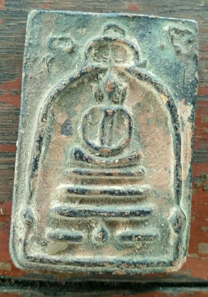 พระเนื้อดินชุ้มระฆังหลวงปู่นาคสวยๆเก่าๆครับ