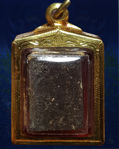 พระแผงนาดูลตัดเดี่ยวพิมพ์นั้งสลับ  เนื้อมะขามเปียกนิยม  เลี่ยมทองพร้อมใช้