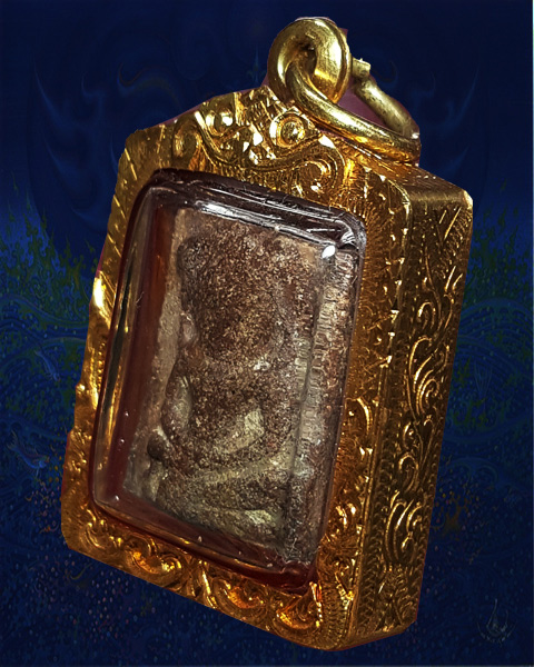 พระแผงนาดูลตัดเดี่ยวพิมพ์นั้งสลับ  เนื้อมะขามเปียกนิยม  เลี่ยมทองพร้อมใช้