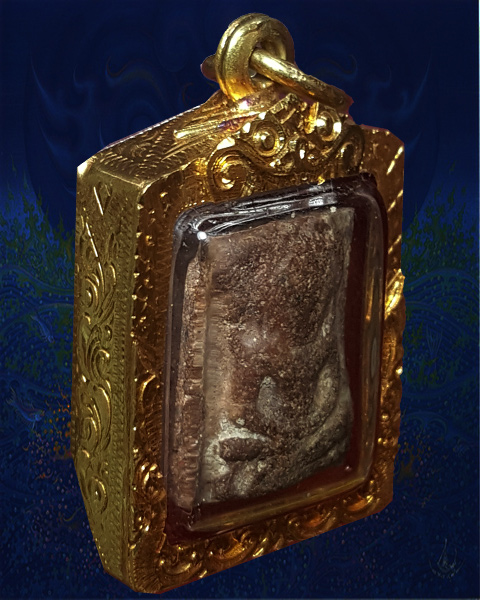 พระแผงนาดูลตัดเดี่ยวพิมพ์นั้งสลับ  เนื้อมะขามเปียกนิยม  เลี่ยมทองพร้อมใช้