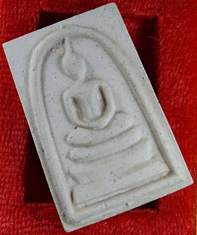 พระสมเด็จวัดระฆัง รุ่น ๒๑๔ ปีเกิด พิมพ์ใหญ่นิยม เกศทะลุซุ้ม สร้างปี พ.ศ. ๒๕๔๕ พร้อมกล่องเดิม