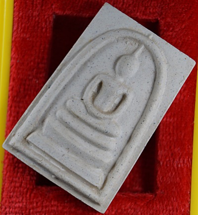 พระสมเด็จวัดระฆัง รุ่น ๒๑๔ ปีเกิด พิมพ์ใหญ่นิยม เกศทะลุซุ้ม สร้างปี พ.ศ. ๒๕๔๕ พร้อมกล่องเดิม