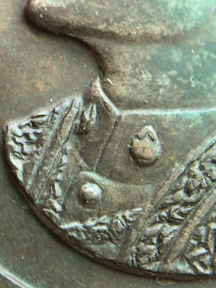 เหรียญคุ้มเกล้าในหลวง เนื้อนวะ ปี 2522 หลวงปู่โต๊ะ วัดประดู่ฉิมพลี ปลุกเสก สภาพสวย (เคาะเดียวแดง)