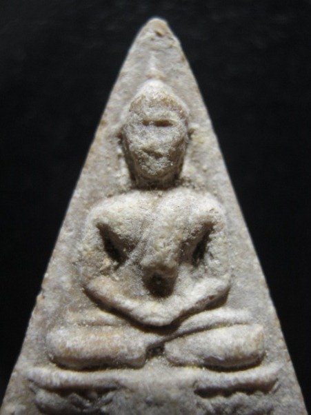 พระนางพญาสมาธิ พิมพ์นิยมฐานสูง ปี2516 เนื้อผง วัดบ่อวิน จ.ชลบุรี หลวงปู่ทิม ปลุกเสก มาพร้อมบัตรรับรอ