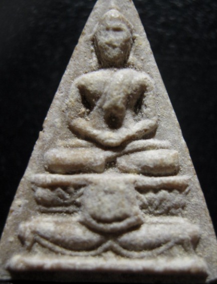 พระนางพญาสมาธิ พิมพ์นิยมฐานสูง ปี2516 เนื้อผง วัดบ่อวิน จ.ชลบุรี หลวงปู่ทิม ปลุกเสก มาพร้อมบัตรรับรอ