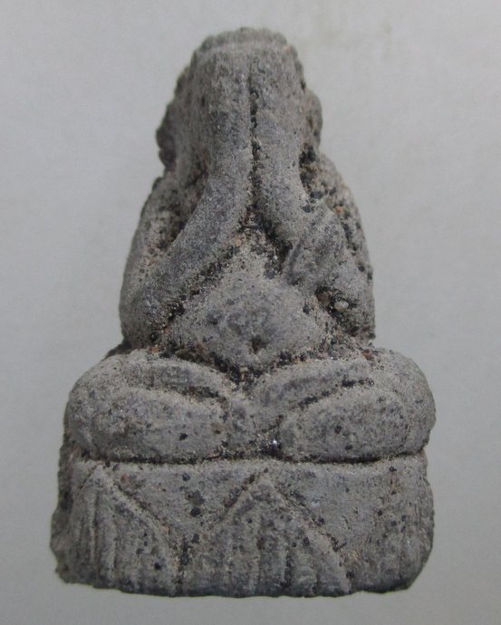 ๒๐ พระปิดตาลอยองค์ เนื้อว่าน