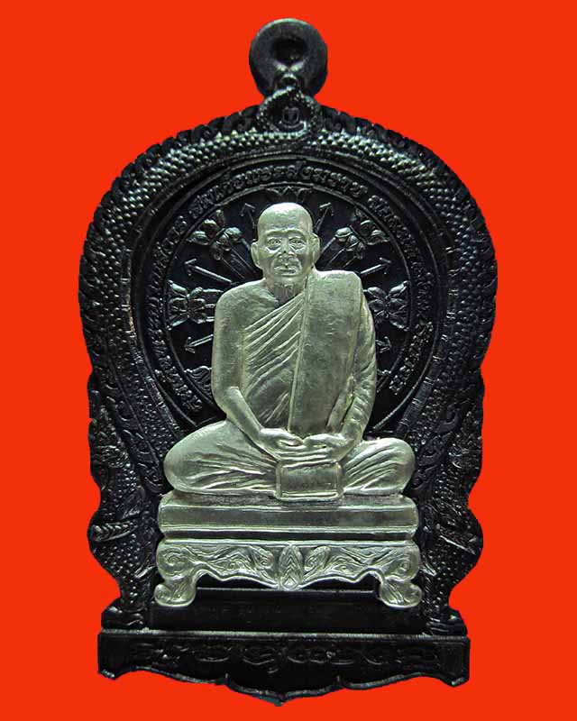เหรียญนั่งพานสมเด็จญาณสังวร วัดบวรนิเวศวิหารราชวรวิหาร เนื้อนวะหน้ากากเงิน ปี 43 ตอกโคีต หมายเลข 469