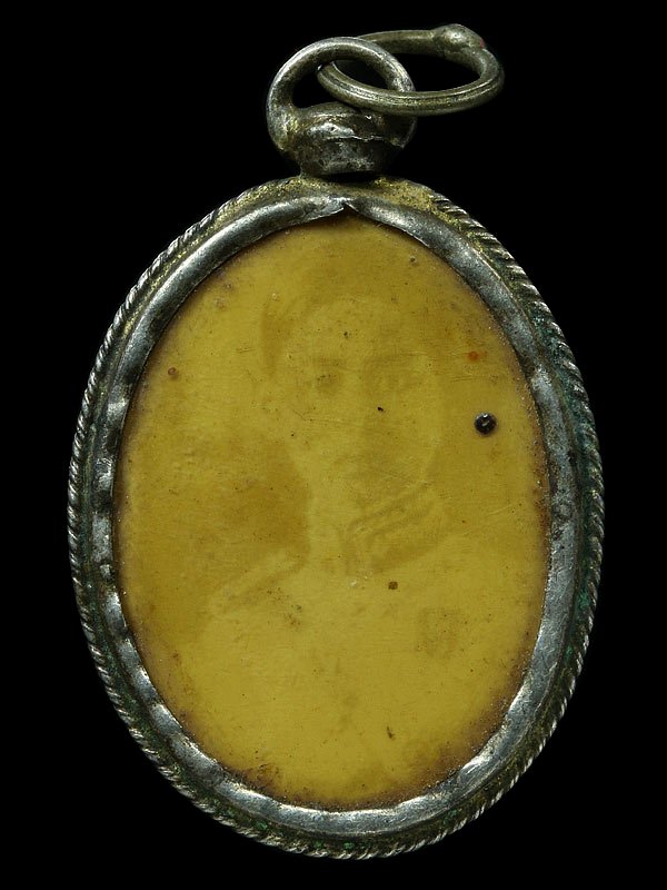 รูปถ่ายรัชกาลที่8 ด้านหลังเป็นจอมพล ป. ห่วงเชื่อมและมีเลี่ยมเงินเก่า ๆ คลาสสิค