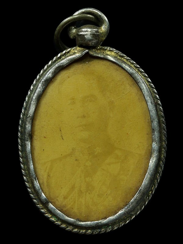 รูปถ่ายรัชกาลที่8 ด้านหลังเป็นจอมพล ป. ห่วงเชื่อมและมีเลี่ยมเงินเก่า ๆ คลาสสิค