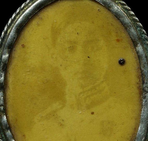 รูปถ่ายรัชกาลที่8 ด้านหลังเป็นจอมพล ป. ห่วงเชื่อมและมีเลี่ยมเงินเก่า ๆ คลาสสิค