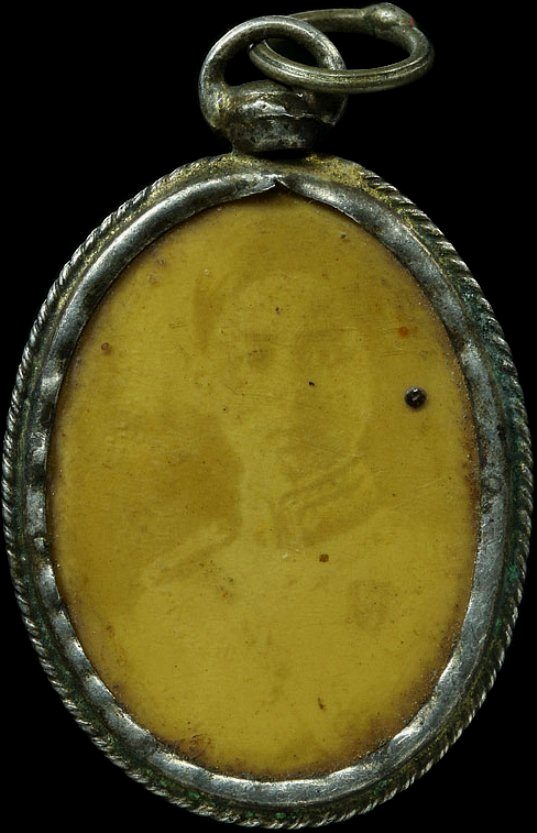 รูปถ่ายรัชกาลที่8 ด้านหลังเป็นจอมพล ป. ห่วงเชื่อมและมีเลี่ยมเงินเก่า ๆ คลาสสิค