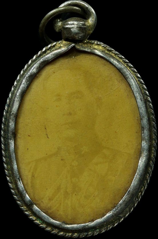 รูปถ่ายรัชกาลที่8 ด้านหลังเป็นจอมพล ป. ห่วงเชื่อมและมีเลี่ยมเงินเก่า ๆ คลาสสิค