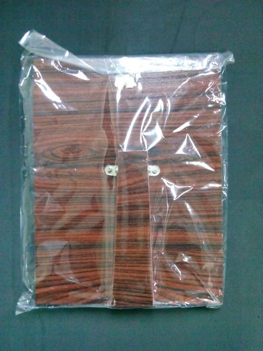 กรอบรูปหลวงพ่อฤาษีลิงดำ วัดท่าซุง ด้านล่างมีรูปโล้โก้ นกวายุภักษ์ ขนาดกว้าง 7 นิ้ว ยาว 9 นิ้ว จากวัด