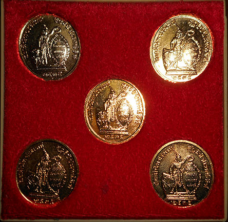 ชุดเหรียญ ร. ๕ ทรงยินดี เนื้อทองแดงกาไหล่ทอง ลงยา ๕ สี  ๕ เหรียญ+กล่องเดิมจากวัด พ.ศ. ๒๕๓๕