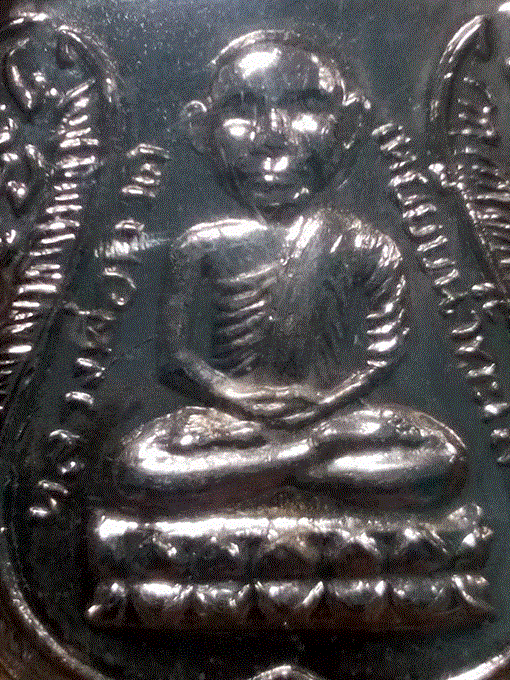  เหรียญเลื่อนสมณศักดิ์ รุ่น2 วัดช้างให้ หัวโตหลังพัดยศเลี่ยมทอง(เซียนมองข้ามสายใต้ไม่ลืม)