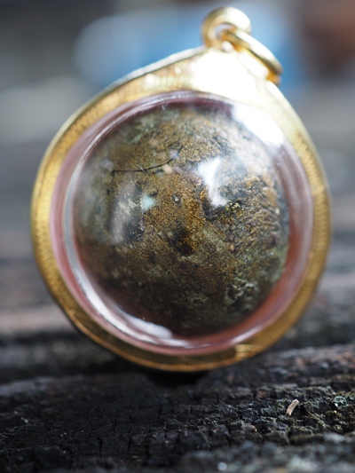 ลูกอมหลวงปู่ทิิม บรอนซ์วานิช เลี่ยมทองครับ