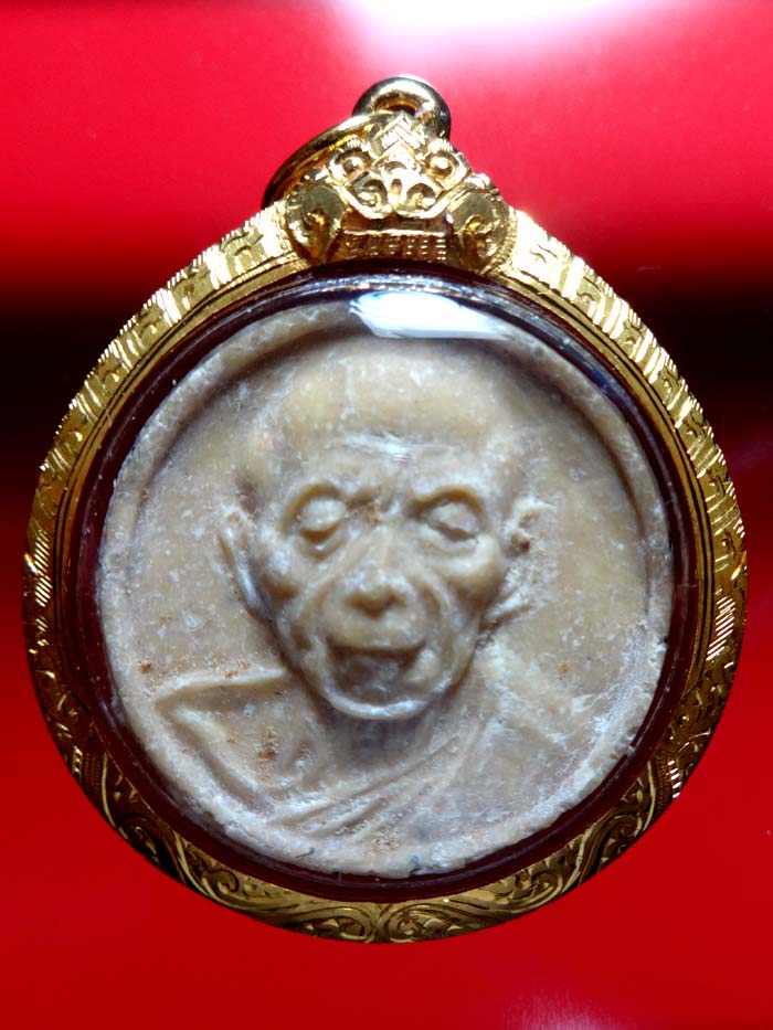 จันทร์ลอยหลวงปู่ทิม ออกวัดบ่อวิน สวยๆครับมีเส้นเกศา