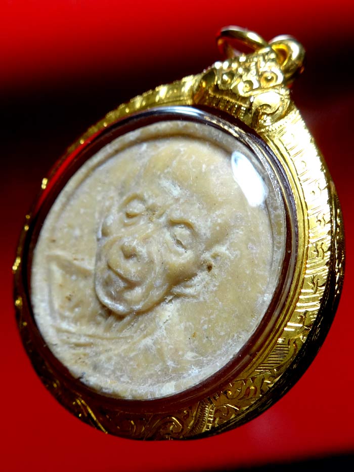 จันทร์ลอยหลวงปู่ทิม ออกวัดบ่อวิน สวยๆครับมีเส้นเกศา