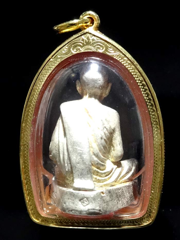 << 1 ใน 300 >>ลป.ทิม วัดละหารไร่ รุ่นชินบัญชร มหาปราบ เนื้อเงิน ปี 2546 หมายเลข 28