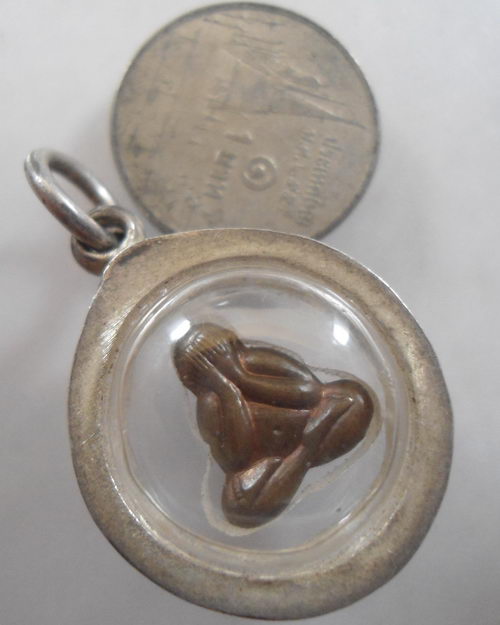 " เหรียญพระปิดตา หลวงพ่อสิน วัดระหารใหญ่ ปี 2537 ตอกโค๊ต เลี่ยมเงินสวยงามครับ "