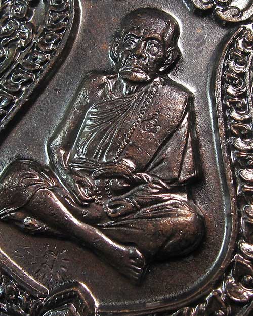 สวย ... เหรียญเสมา หมุนเงิน หมุนทอง ๕๙ หลวงปู่หมุน ฐิตสีโล วัดบ้านจาน จ.ศรีสะเกษ โค็ด ๖๖๕๓ กล่องเดิม