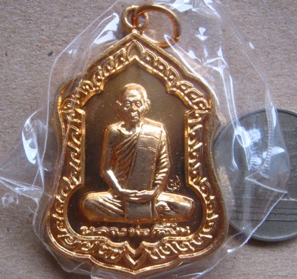เหรียญโล่ห์ รุ่นอายุวัฒนมงคล83ปี หลวงพ่อเพี้ยน วัดเกริ่นกฐิน ลพบุรี ปี2553เนื้อทองผสม เลข10740+กล่อง