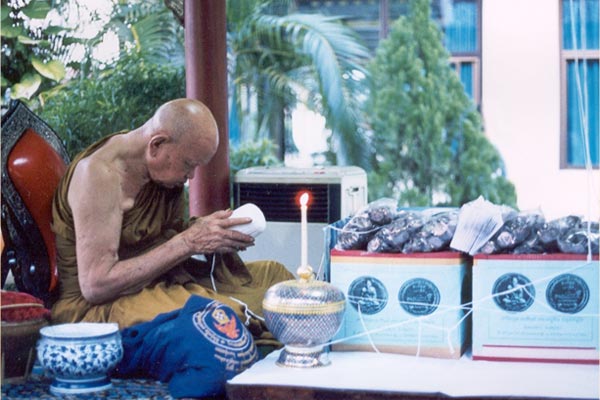 150 ฿ เหรียญลายเว็นหลวงปู่ทิม วัดพระขาว อยุธยา ออกวัดโล่ห์สุทธาวาส อ่างทอง ปี ๔๒