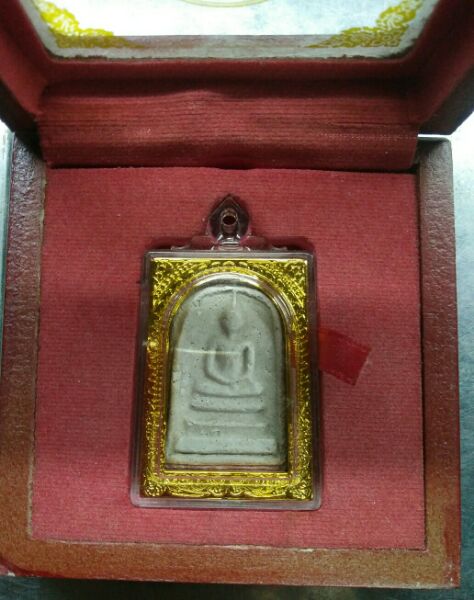 พระสมเด็จวัดระฆังคณะ๙ปลุกเสกพิธีใหญ่ปี56ผสมผงเก่าวัดระฆังพร้อมกล่องไม้อย่างดีน่าเก็บครับ