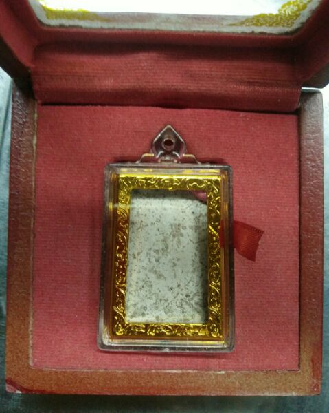 พระสมเด็จวัดระฆังคณะ๙ปลุกเสกพิธีใหญ่ปี56ผสมผงเก่าวัดระฆังพร้อมกล่องไม้อย่างดีน่าเก็บครับ