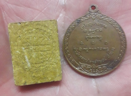 หลวงพ่อเกษม 2องค์ แดงๆ