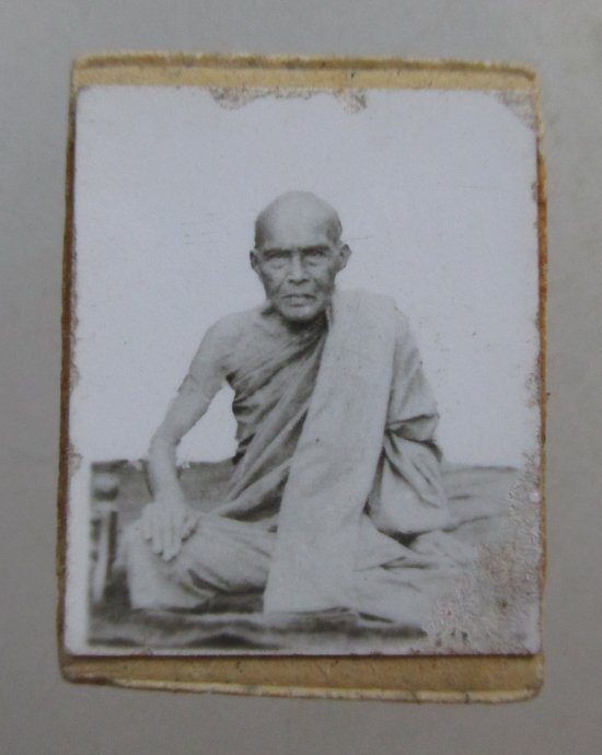 ๒๐ พระผงรูปเหมือน หลังรูปภาพ