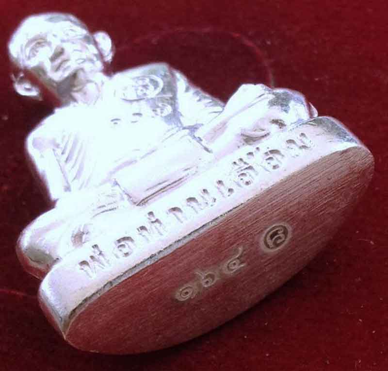 รูปเหมือนปั้มลอยองค์ พ่อท่านเอื้อม วัดบางเนียน นครศรีธรรมราช รุ่นแซยิด 107 ปี.เนื้อเงิน