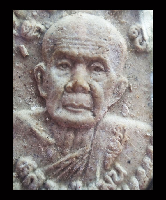 เคาะเดียว พระผงยันต์ดวงเศรษฐี หลวงปู่หมุน ปี43 เนื้อขาวอมเทา จมูกโด่ง หู ตา ชัด