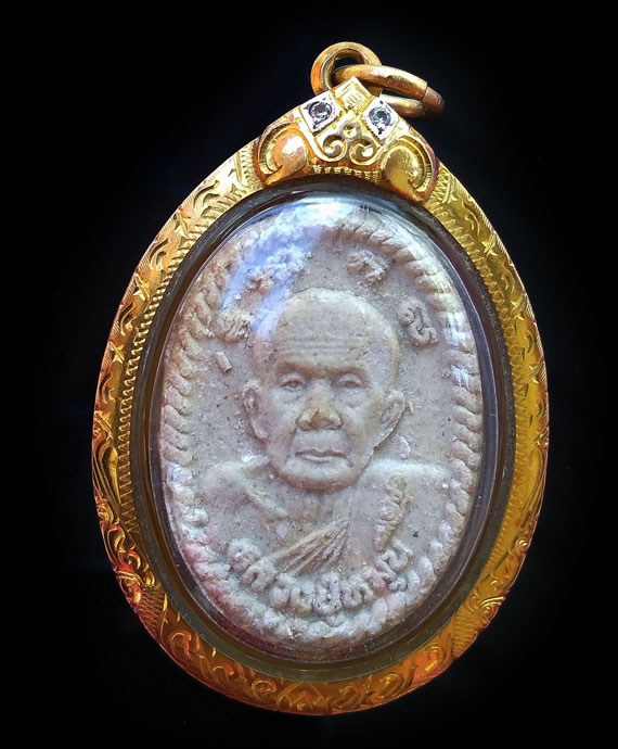 เคาะเดียว พระผงยันต์ดวงเศรษฐี หลวงปู่หมุน ปี43 เนื้อขาวอมเทา จมูกโด่ง หู ตา ชัด