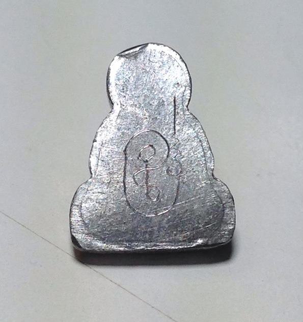   ชื่อพระเครื่อง	พระปิดตาข้าวตอกแตก เนื้อตะกั่ว สะดือทอง หลังจารมือ ยันต์ นะ โภคทรัพย์ ตอกโค๊ต ( แจก