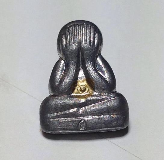   ชื่อพระเครื่อง	พระปิดตาข้าวตอกแตก เนื้อตะกั่ว สะดือทอง หลังจารมือ ยันต์ นะ โภคทรัพย์ ตอกโค๊ต ( แจก