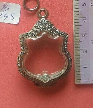 ตลับเงินเก่า  ซุ้มตราสัญลักษณ์ ใส่เหรียญเสมา  3 รอบ  เคาะเดียว