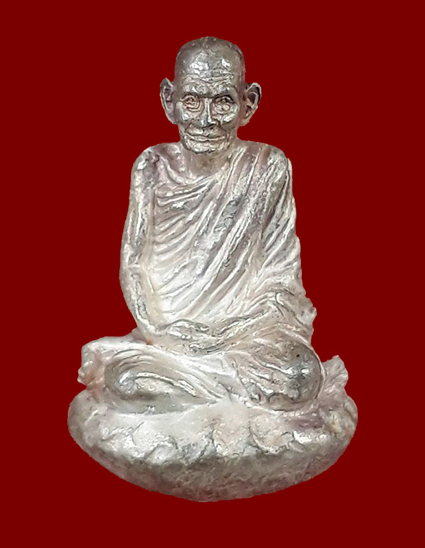 รูปหล่อเบ้าทุบรุ่นแรก หลวงปู่นาม วัดน้อยชมภู่ จ.สุพรรณบุรี ปี2553 เนื้อเงิน ใต้ฐานอุดผงและเกศา 