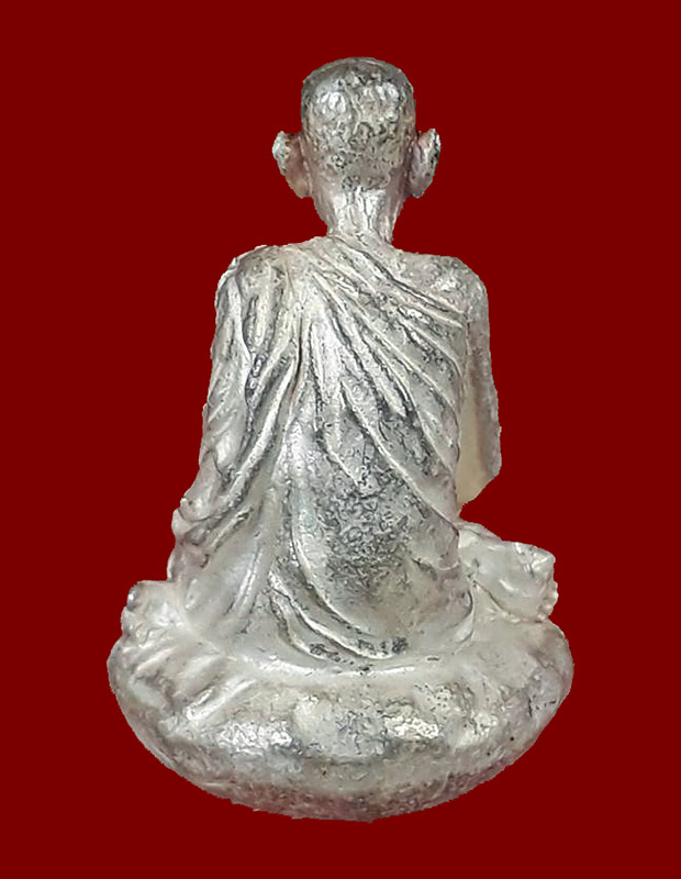 รูปหล่อเบ้าทุบรุ่นแรก หลวงปู่นาม วัดน้อยชมภู่ จ.สุพรรณบุรี ปี2553 เนื้อเงิน ใต้ฐานอุดผงและเกศา 