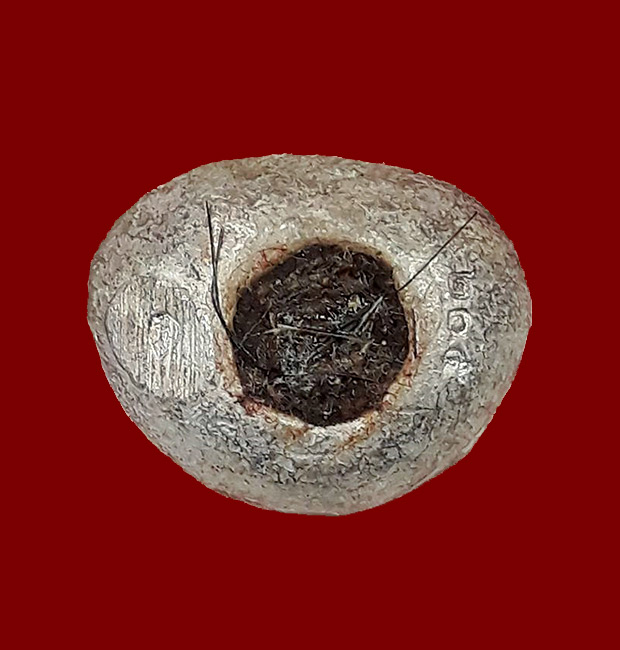 รูปหล่อเบ้าทุบรุ่นแรก หลวงปู่นาม วัดน้อยชมภู่ จ.สุพรรณบุรี ปี2553 เนื้อเงิน ใต้ฐานอุดผงและเกศา 