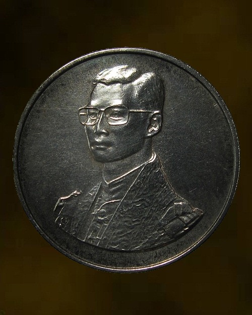 เนื้อเงิน ... เหรียญ ภปร ที่ระ ลึกเดินการกุศลเทิดพระเกียรติ ป ี 2527 กล่องเดิม  