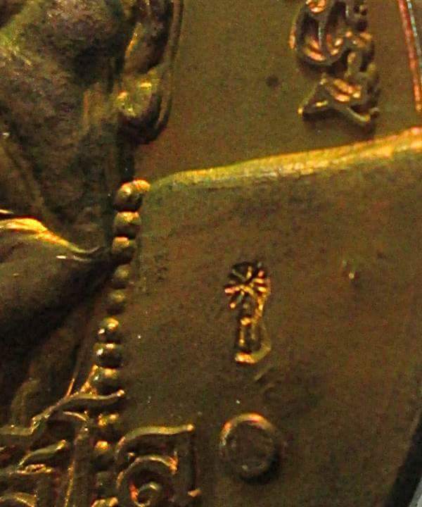 เหรียญอายุยืน พิมพ์ใหญ่ หลวงปู่หมุน ปี2546 เนื้อทองแดงพอสวย+แถมจีวรหลวงปู่ครับ