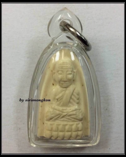 หลวงปู่ทวด รุ่นคชสารหมื่นปี (ศิลปาชีพ) และ คชสารรุ่นแรก วัดช้างให้ ปี41 เนื้องาช้างแมมมอธ อุดมวลสาร 