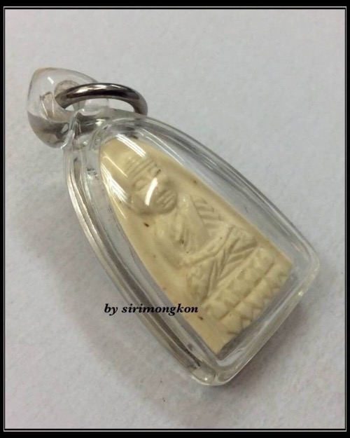 หลวงปู่ทวด รุ่นคชสารหมื่นปี (ศิลปาชีพ) และ คชสารรุ่นแรก วัดช้างให้ ปี41 เนื้องาช้างแมมมอธ อุดมวลสาร 