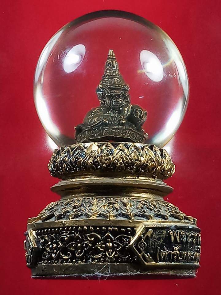 ราหูวัดศรีษะทอง แบบบูชาหน้ารถ ปี 2546 ขนาดประมาณ 2 × 3 นิ้ว ฐานเป็นเรซิ่น ส่วนองค์ราหูเป็นทองเหลือง