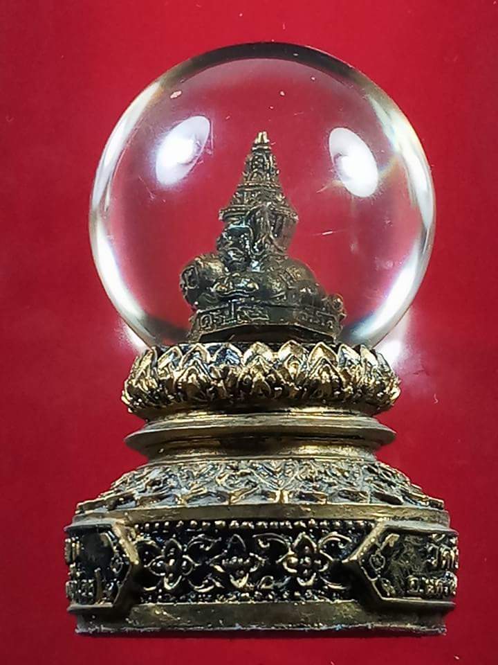 ราหูวัดศรีษะทอง แบบบูชาหน้ารถ ปี 2546 ขนาดประมาณ 2 × 3 นิ้ว ฐานเป็นเรซิ่น ส่วนองค์ราหูเป็นทองเหลือง